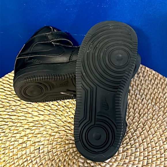 Boys NIKE AIR FORCE 1 Mid Triple Black Sneaker 314195-004 Size 13 - Picture 6 of 6